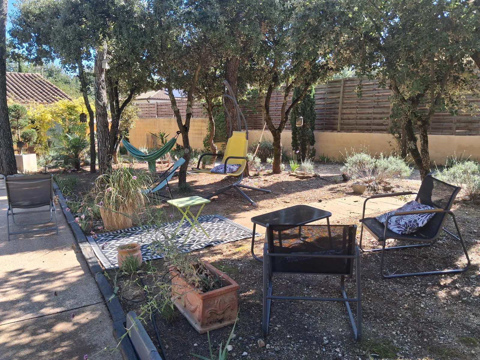 Jardin provençal arboré 1200 m² – Villa sous les Pins Mazan Vaucluse